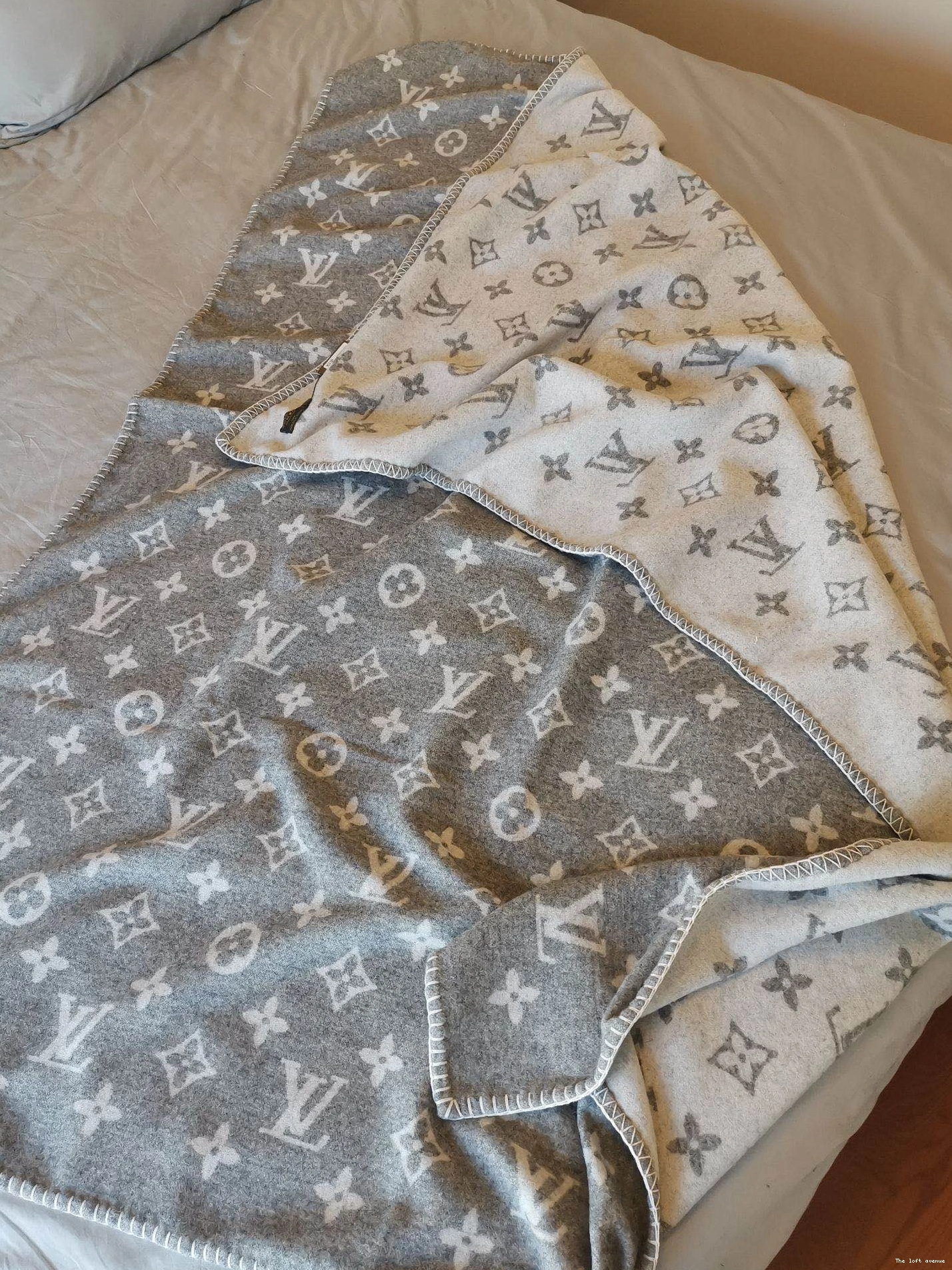 THROW CUSTOM GREY LV BLANKET 0818